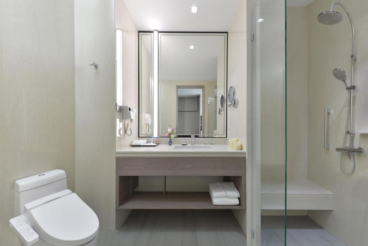 Centre Point Hotel Terminal21 Korat Накхонратчасима Экстерьер фото Bathroom