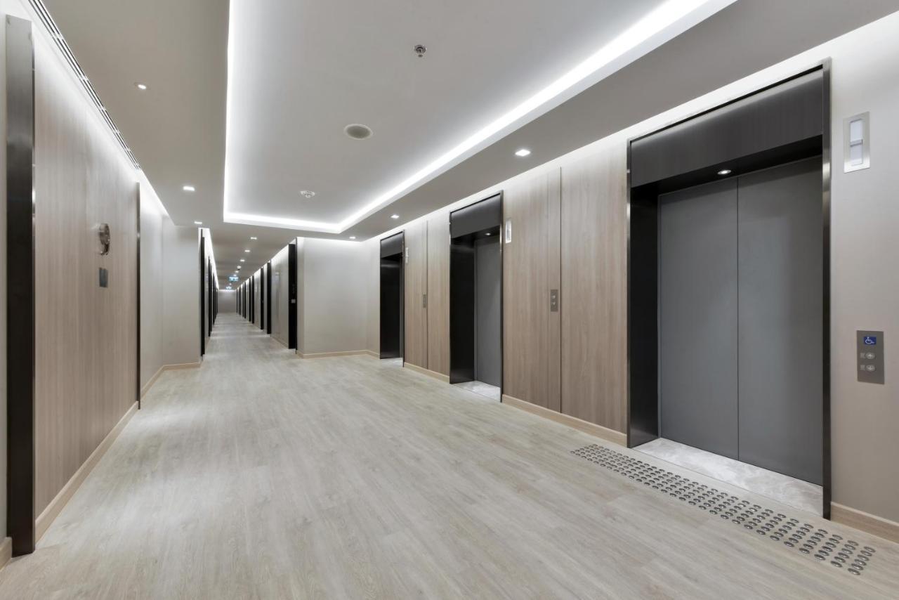Centre Point Hotel Terminal21 Korat Накхонратчасима Экстерьер фото The elevator lobby