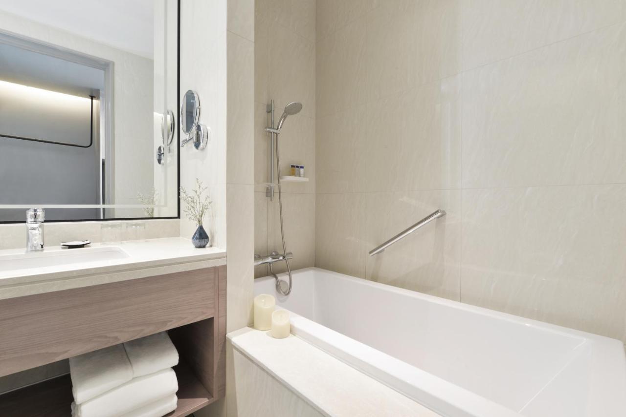 Centre Point Hotel Terminal21 Korat Накхонратчасима Экстерьер фото Bathroom