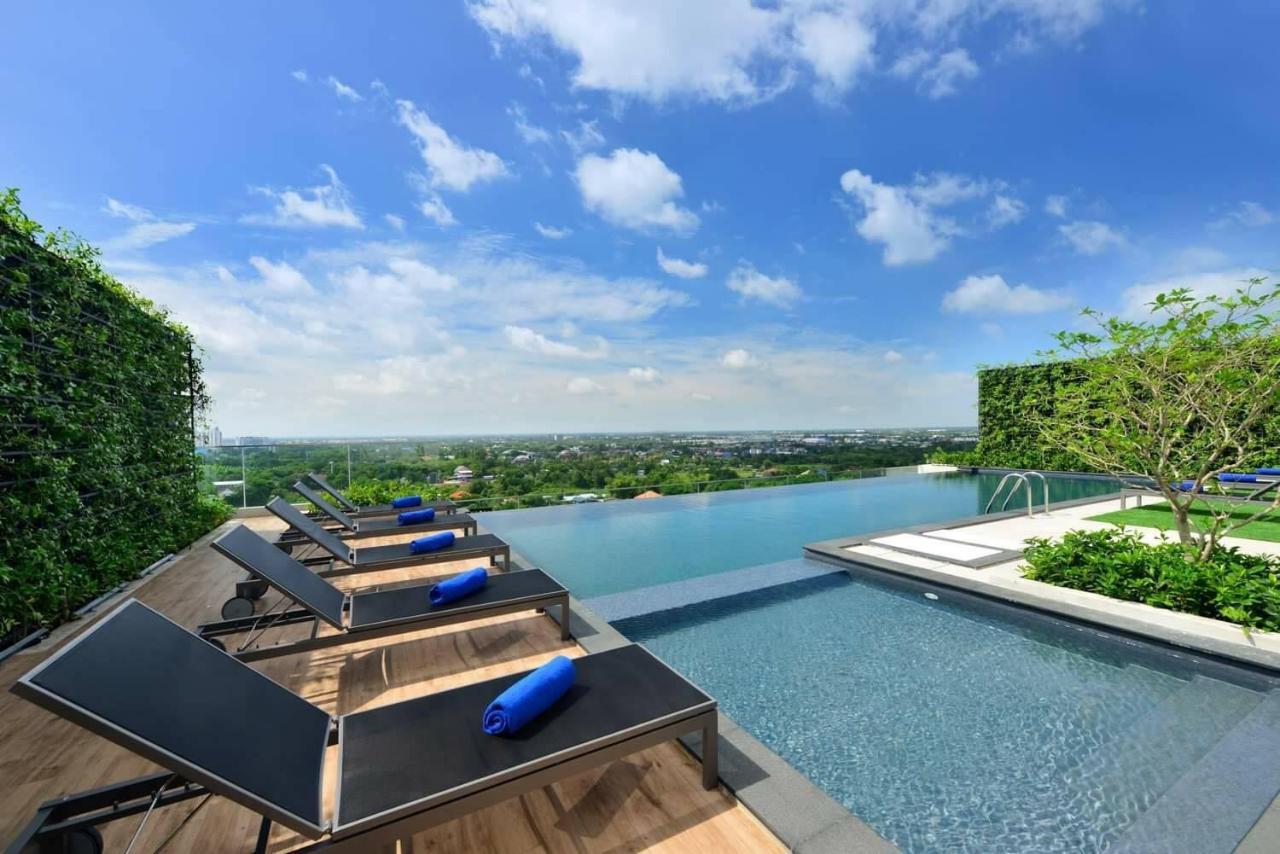 Centre Point Hotel Terminal21 Korat Накхонратчасима Экстерьер фото Infinity pool at the hotel