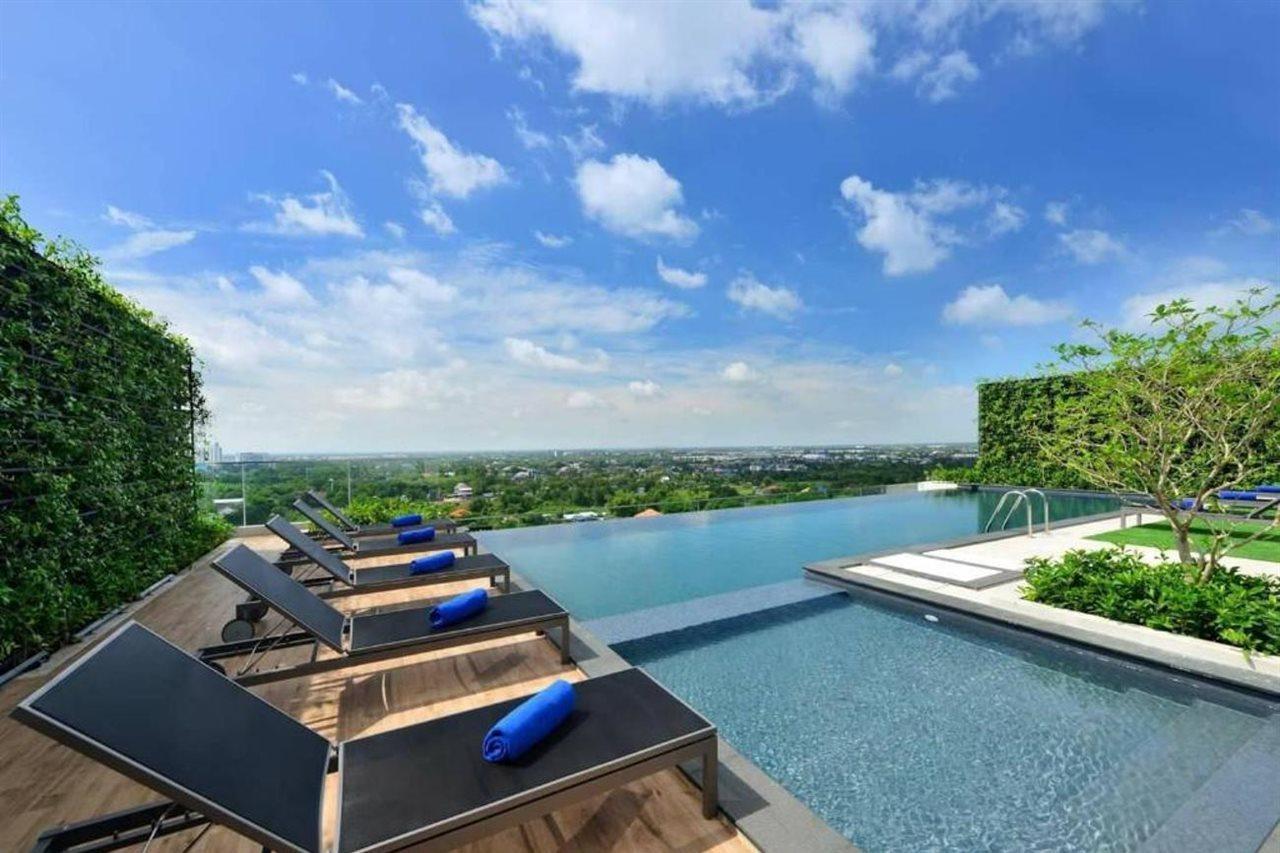 Centre Point Hotel Terminal21 Korat Накхонратчасима Экстерьер фото Infinity pool at the hotel