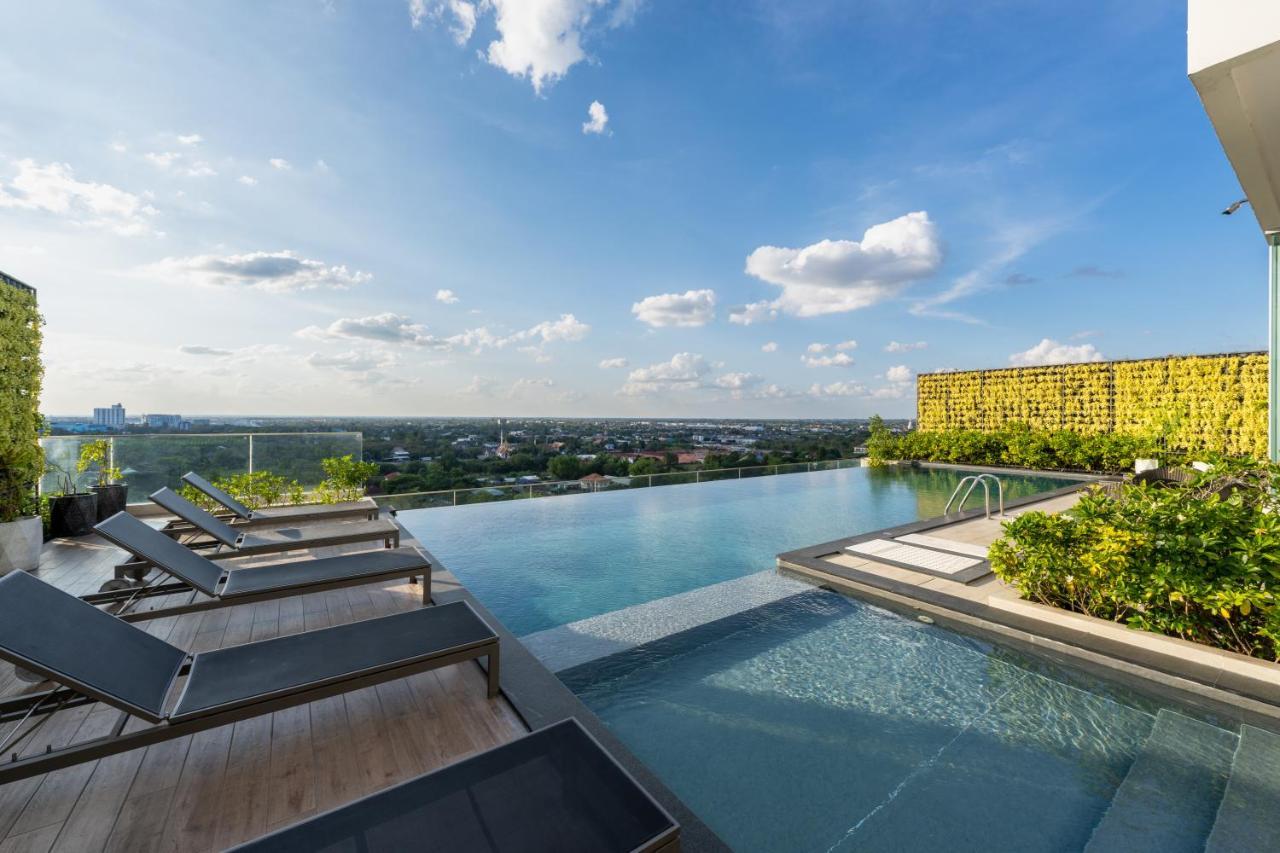 Centre Point Hotel Terminal21 Korat Накхонратчасима Экстерьер фото Infinity pool at the rooftop