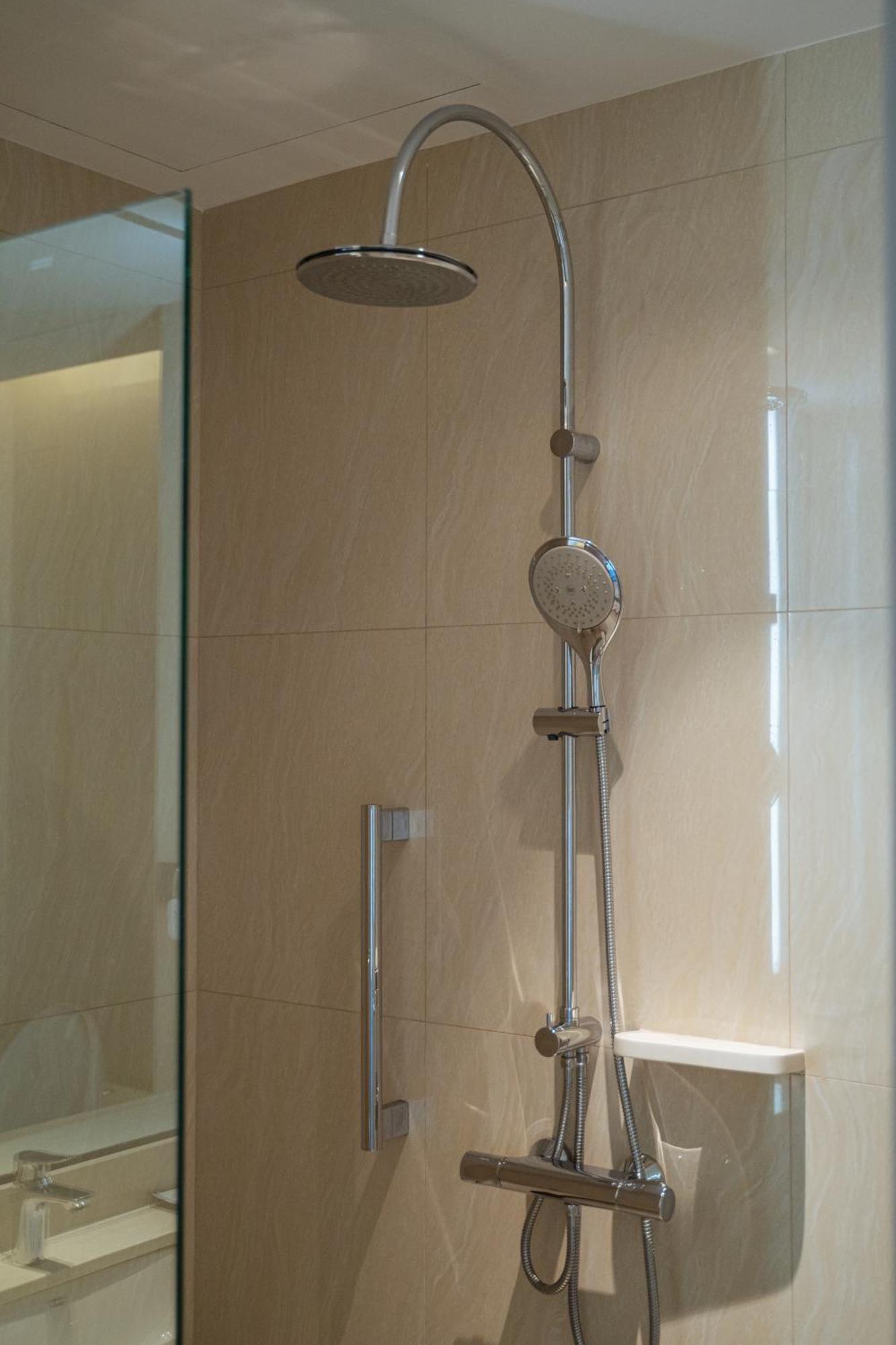 Centre Point Hotel Terminal21 Korat Накхонратчасима Экстерьер фото A shower