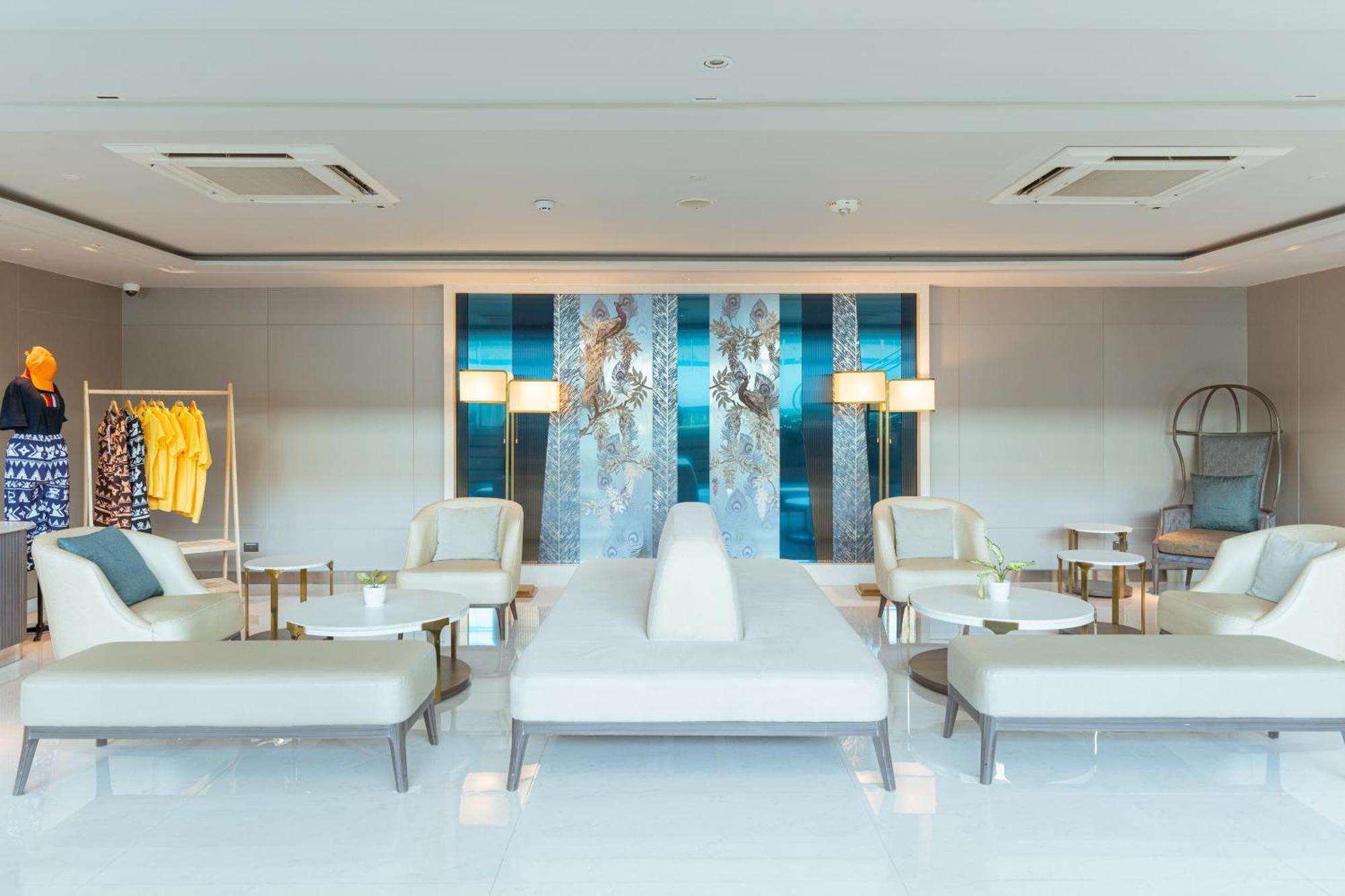 Centre Point Hotel Terminal21 Korat Накхонратчасима Экстерьер фото The lounge at the airport