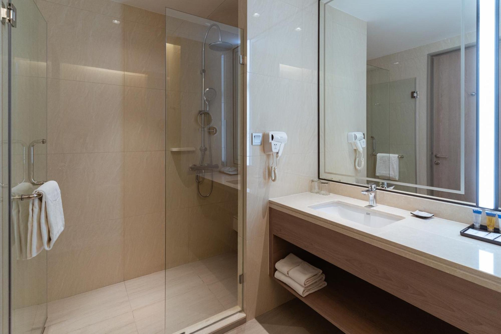 Centre Point Hotel Terminal21 Korat Накхонратчасима Экстерьер фото A shower enclosure in a hotel bathroom