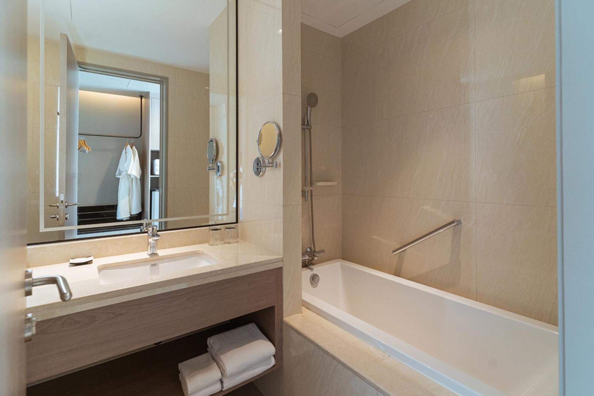 Centre Point Hotel Terminal21 Korat Накхонратчасима Экстерьер фото Bathroom