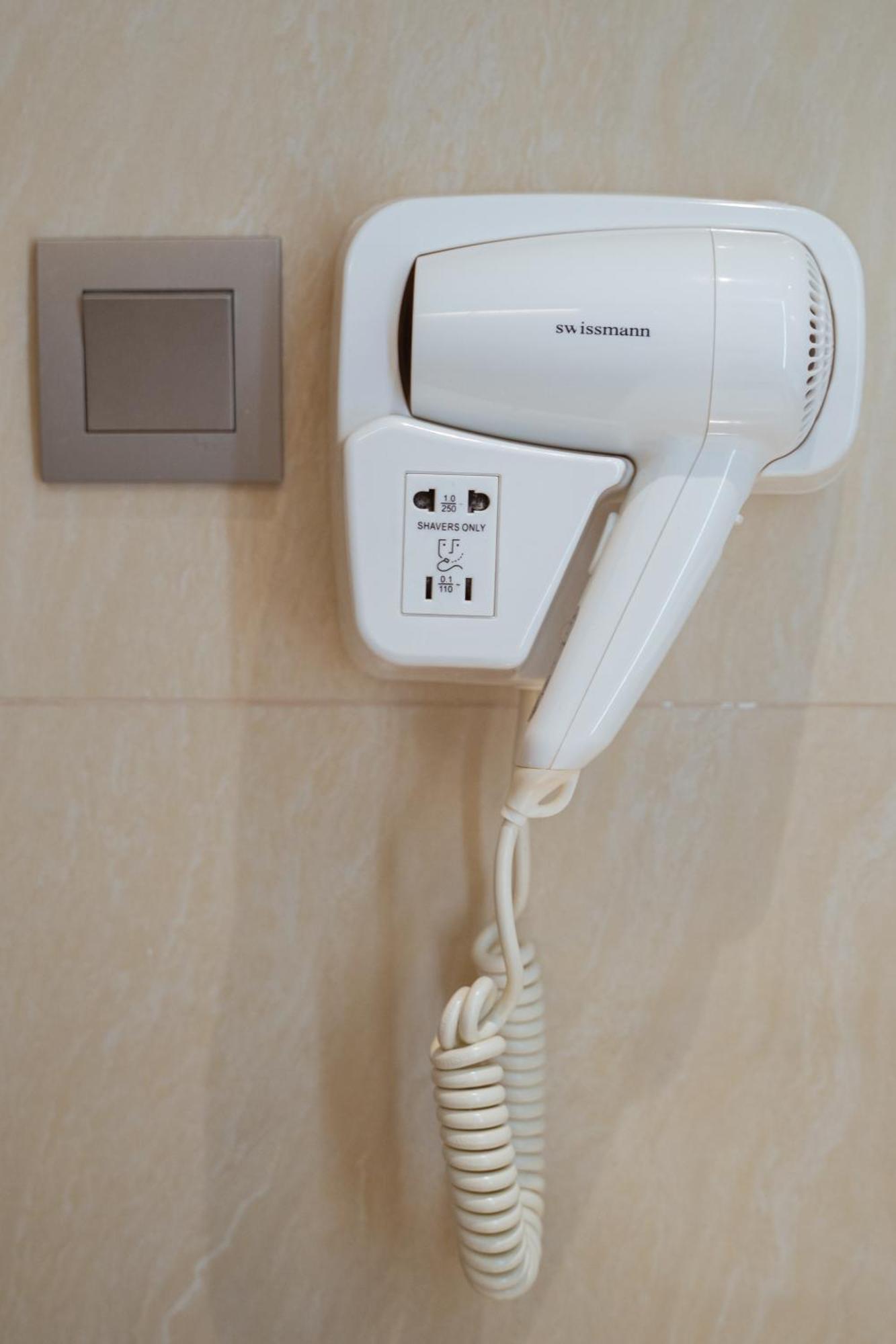 Centre Point Hotel Terminal21 Korat Накхонратчасима Экстерьер фото A wall-mounted hair dryer