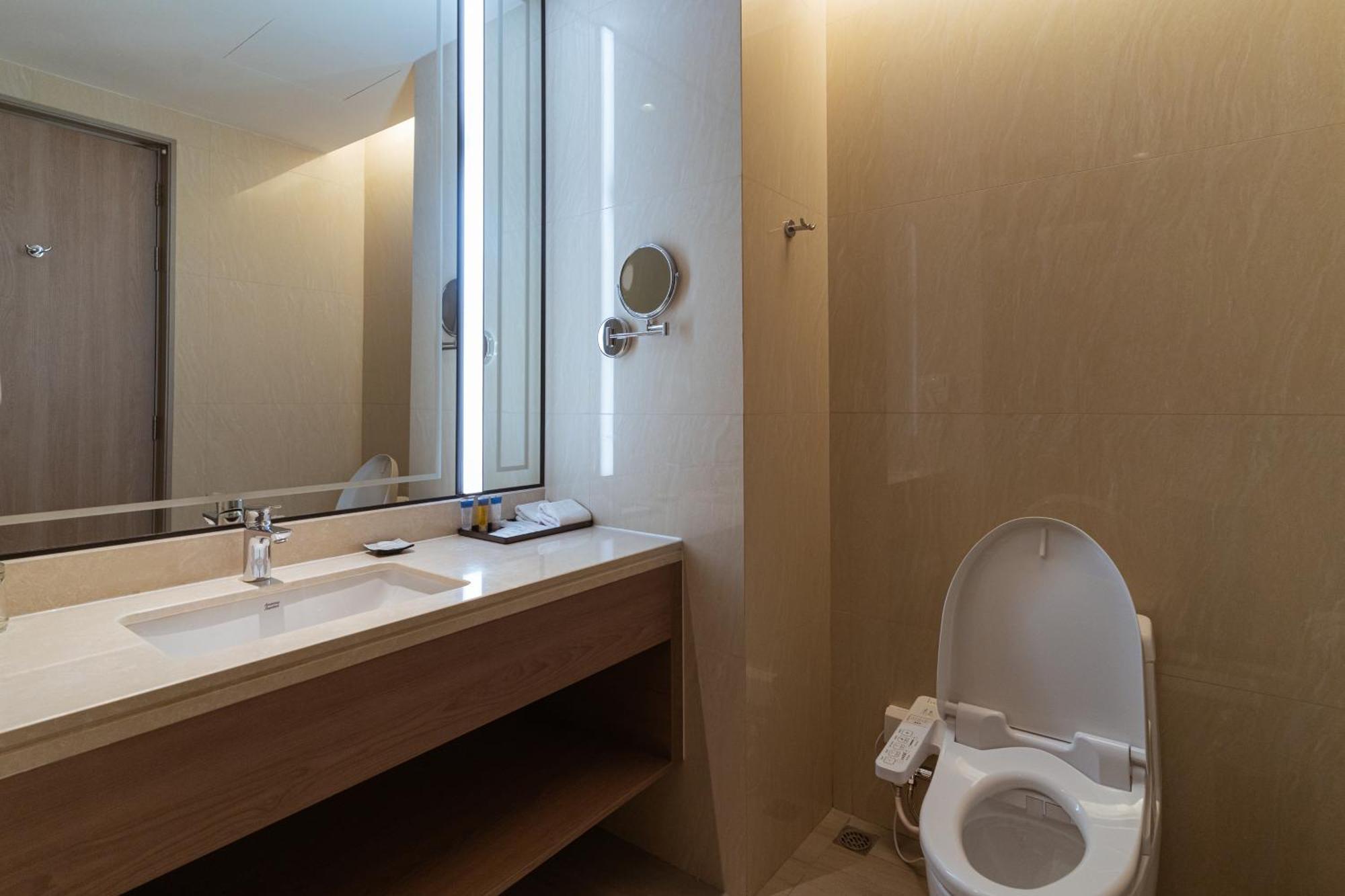 Centre Point Hotel Terminal21 Korat Накхонратчасима Экстерьер фото Bathroom